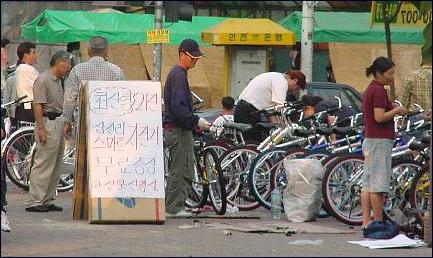 아파트 단지 앞 자전거 경품 공세의 현장. 노무현 후보는 이같은 불공정행위에 대해 공정거래위원회가 법을 엄격히 적용해야 한다고 말했다. 